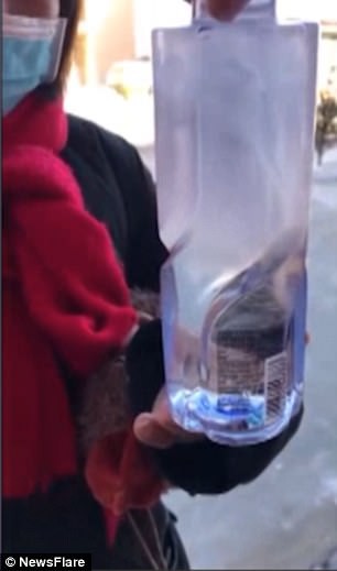 Trung[-]Quốc[-]lạnh[-]âm[-]20[-]độ[-]C,[-]chai[-]nước[-]vừa[-]mở[-]đóng[-]băng[-]tức[-]khắc